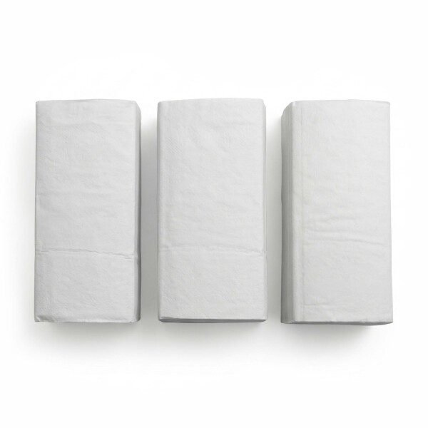 Trois piles d'essuie-mains en pliage C fabriqués en pure cellulose disposées côte à côte pour distributeurs en cuisine